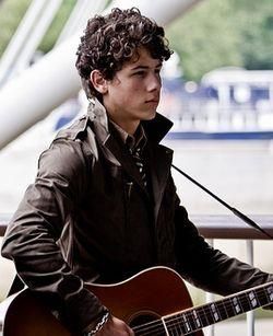 nicholas jerry �nick� jonas (n. 16 septembrie 1992, dallas, sua) este un interpret, compozitor