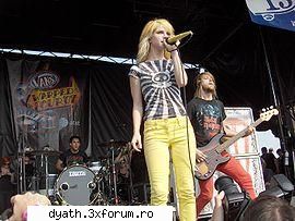 paramore este o de rock din statele unite ale americii, �n anul 2004. albumul de debut al grupului,
